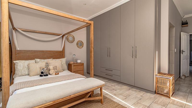 6 Bedroom Property for Sale in Outeniqua Strand Western Cape